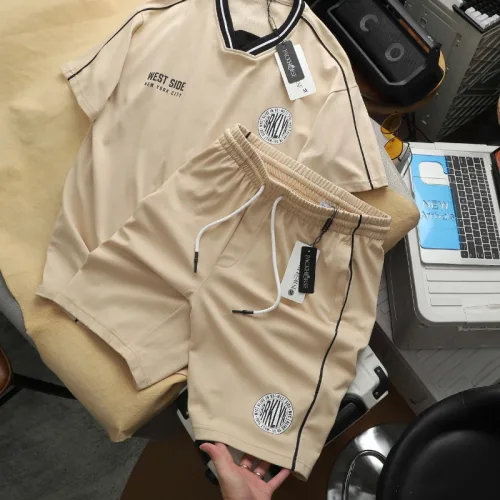 Bộ nam Bigsize: áo thun in logo trước ngực cổ tròn và quần short phối sọc đen