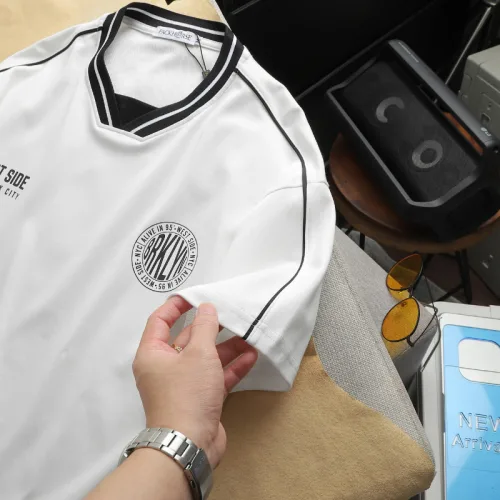 Bộ nam Bigsize: áo thun in logo trước ngực cổ tròn và quần short phối sọc đen