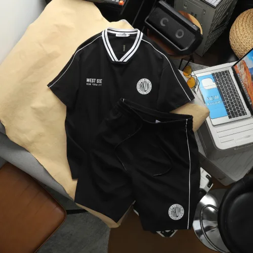 Bộ nam Bigsize: áo thun in logo trước ngực cổ tròn và quần short phối sọc đen