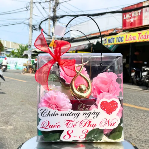 Nguồn hàng sỉ set Giỏ Quà Nước Hoa Charme So Sexy Mùi Nữ 100ml Phiên Bản Mới 2025 - Túi Trong Vuông Có Đèn Đom Đóm Lót Giấy Rơm Thắt Nơ Xinh Xắn Nhiều Màu – một lựa chọn đáng tham khảo trong charme