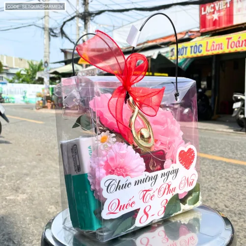 Nguồn hàng sỉ set Giỏ Quà Nước Hoa Charme So Sexy Mùi Nữ 100ml Phiên Bản Mới 2025 - Túi Trong Vuông Có Đèn Đom Đóm Lót Giấy Rơm Thắt Nơ Xinh Xắn Nhiều Màu