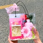 Chỗ sỉ set Giỏ Quà Tặng Sữa Tắm Nước Hoa Charme Coco Hồng + Nước Hoa Charme Coco (Có Đèn Chớp)