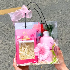 Chỗ sỉ set Giỏ Quà Tặng Sữa Tắm Nước Hoa Charme Coco Hồng + Nước Hoa Charme Coco (Có Đèn Chớp)