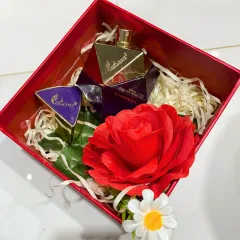 Hộp quà hoa rơm nhiều màu với nước hoa nữ Good Charme Empress 50ml