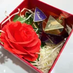 Hộp quà hoa rơm nhiều màu với nước hoa nữ Good Charme Empress 50ml