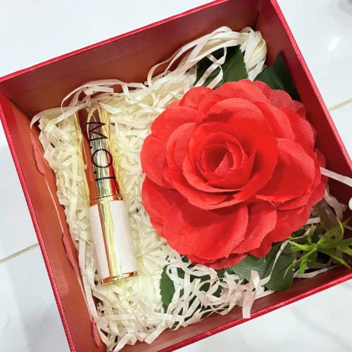 Set Hộp Quà Tặng Son Môi Love M.O.I Màu Vàng - Son Moi 3 Màu - Hộp Hoa Rơm Nhiều Màu phù hợp để tham khảo khi chọn son môi