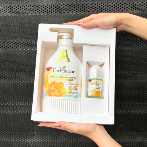 Bộ quà Enchanteur Deluxe màu vàng gồm nước hoa và lăn khử mùi