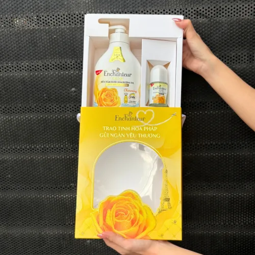 Bộ quà Enchanteur Deluxe màu vàng gồm nước hoa và lăn khử mùi