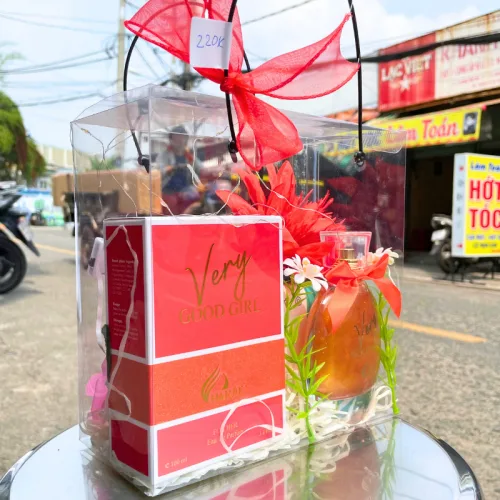 Chuyên sỉ set Quà Tặng Nước Hoa Nữ Charme Very Good Girl Xịt Có Kim Tuyến 100ml Hương Thơm Ngọt Ngào Quyến Rũ - Túi Trong Vuông Có Đèn Đom Đóm Lót Giấy Rơm Thắt Nơ Xinh Xắn Nhiều Màu
