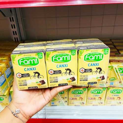Lốc 6 hộp sữa đậu nành FAMI vị đường đen, mỗi hộp 200ml