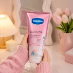Sữa dưỡng thể Vaseline 70X màu hồng, chai 300 ml nhập khẩu