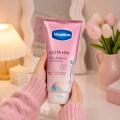 Sữa dưỡng thể Vaseline 70X màu hồng, chai 300 ml nhập khẩu