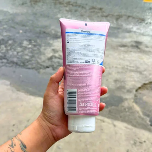 Sữa dưỡng thể Vaseline 70X màu hồng, chai 300 ml nhập khẩu