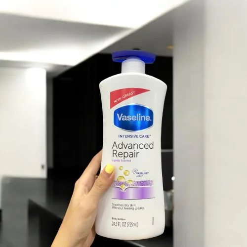 Sữa dưỡng thể màu trắng Vaseline Intensive Care Advanced Repair 725ml – xách tay