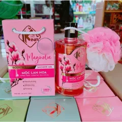 Nguồn hàng sỉ sữa Tắm Kina Hương Nước Hoa Mộc Lan 900ml - Hỗ Trợ Cấp Ẩm Dưỡng Sáng Da Mịn Màng - Tặng Kèm 1 Bông Tắm