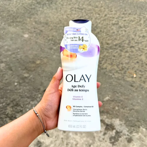 Sữa tắm Olay Age Defying Vitamin E, chai 650 ml