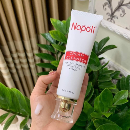 Sử dụng sữa rửa mặt Napoli đều đặn mỗi ngày giúp đánh bay tế bào chết cứng đầu