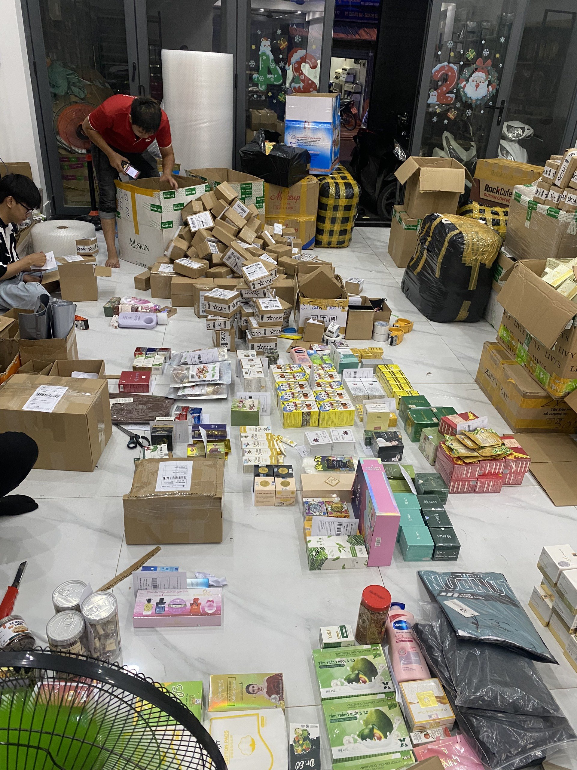 Tham khảo sản phẩm của shop ở đâu ?