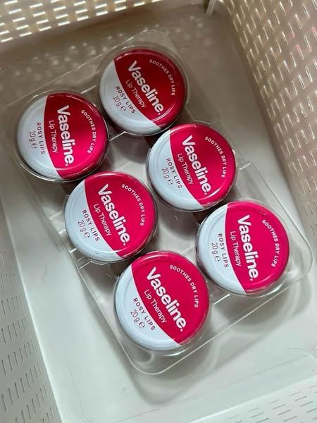 Son dưỡng hồng môi hộp thiếc hương hoa hồng Vaseline Lip Therapy Rosy Lips 20g