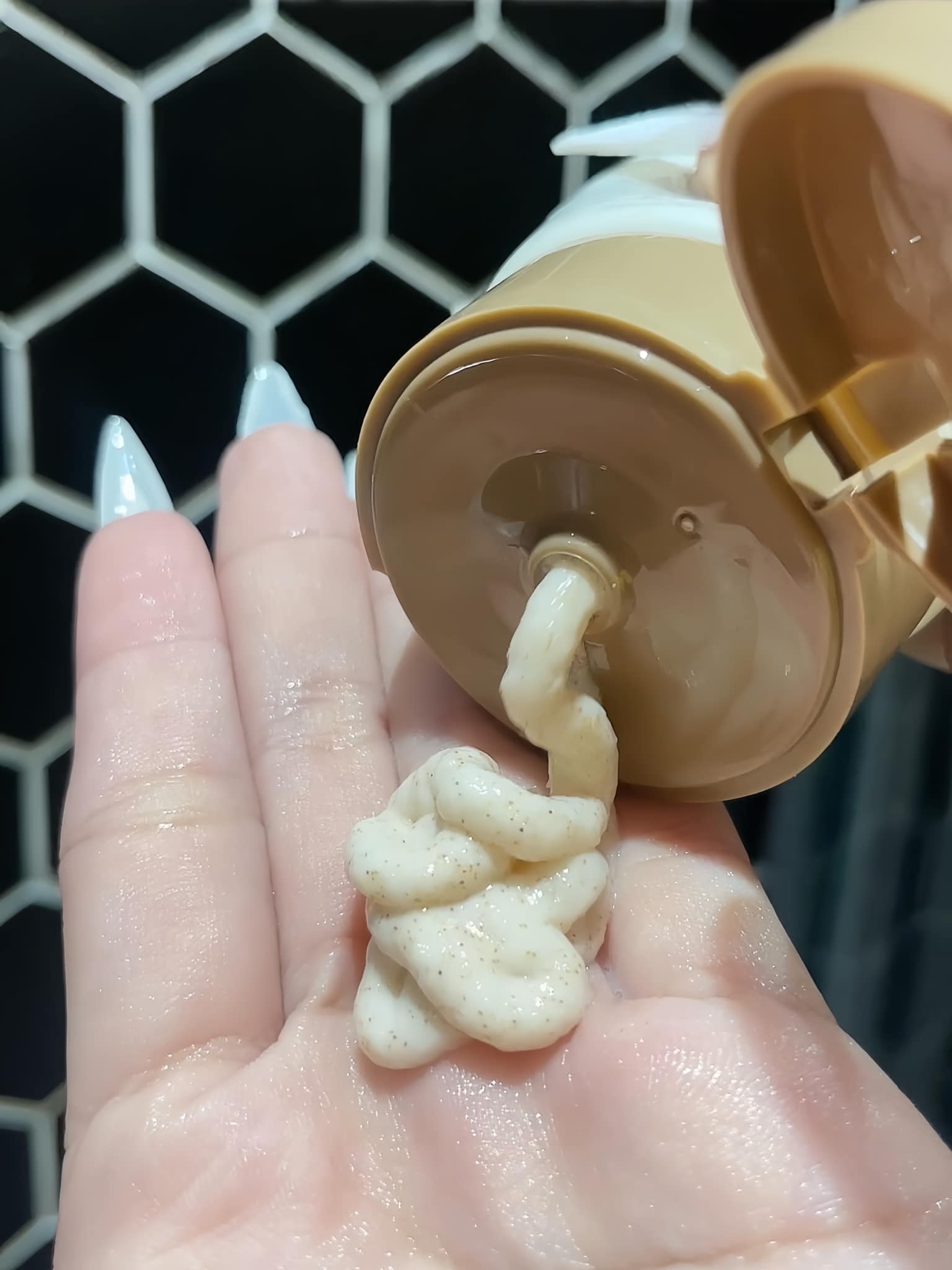 Sữa rửa mặt mầm gạo Queenie Skin giúp loại bỏ các loại bụi bẩn trên da mặt và giữ ẩm cho làn da