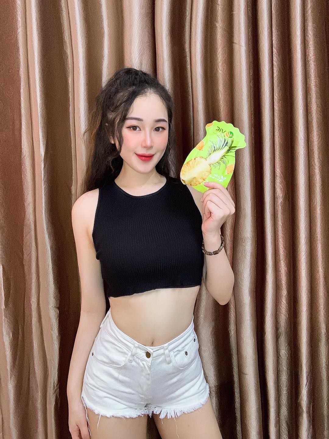 Tự tin khoe dáng cùng kẹo dứa VIC