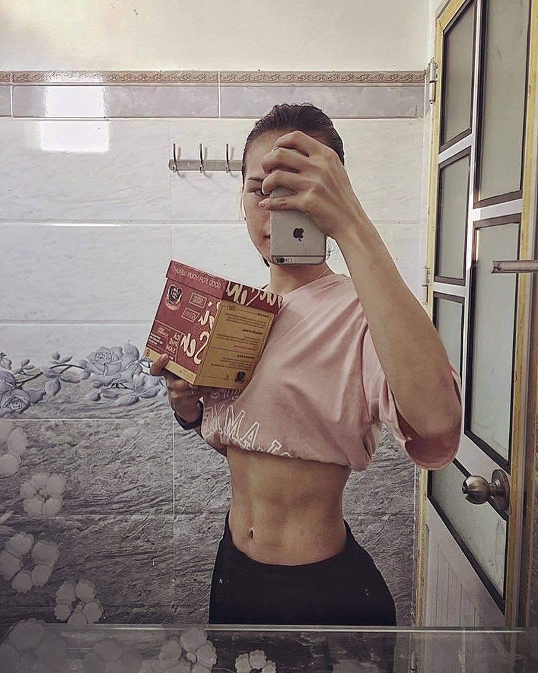 Khách nhà Sâm mà tưởng cơ bụng của Idol Fitness nào không đó