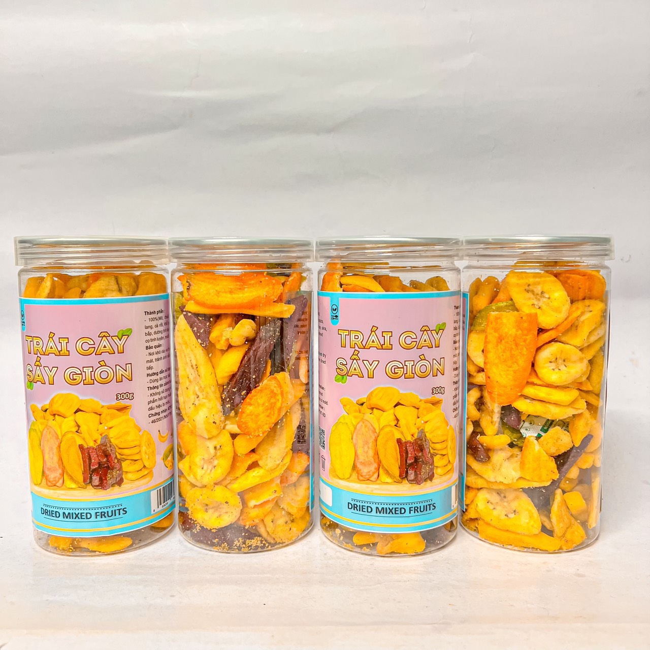 Tết này shop em có bán thêm đồ ăn vặt nha khách có đầy đủ các món luôn ạ