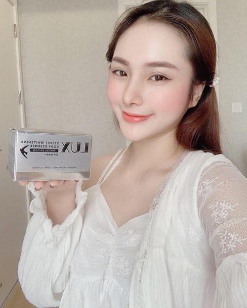Đằng sau một làn da hoàn hảo, là sự nâng đỡ của em Kem Body Lux này