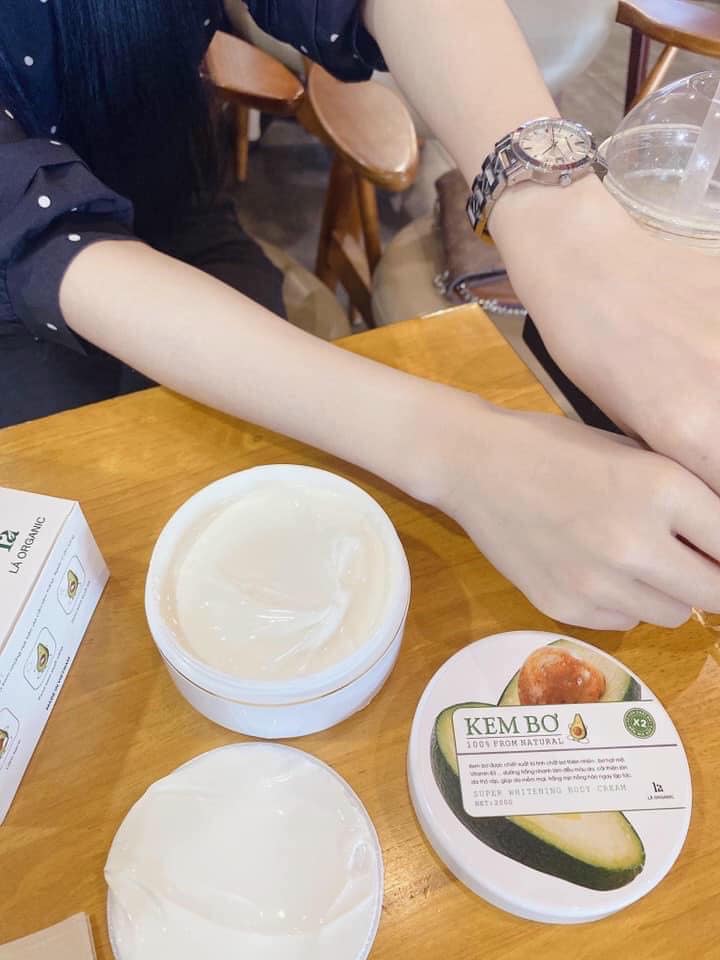 Mà muốn dưỡng da an toàn ko chất tẩy trắng thì hãy sử dụng Kem Body Bơ